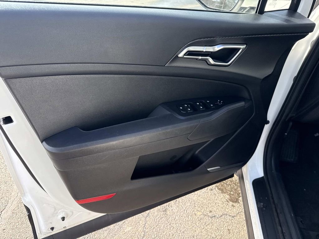 Used 2024 Kia Sportage LX image 17