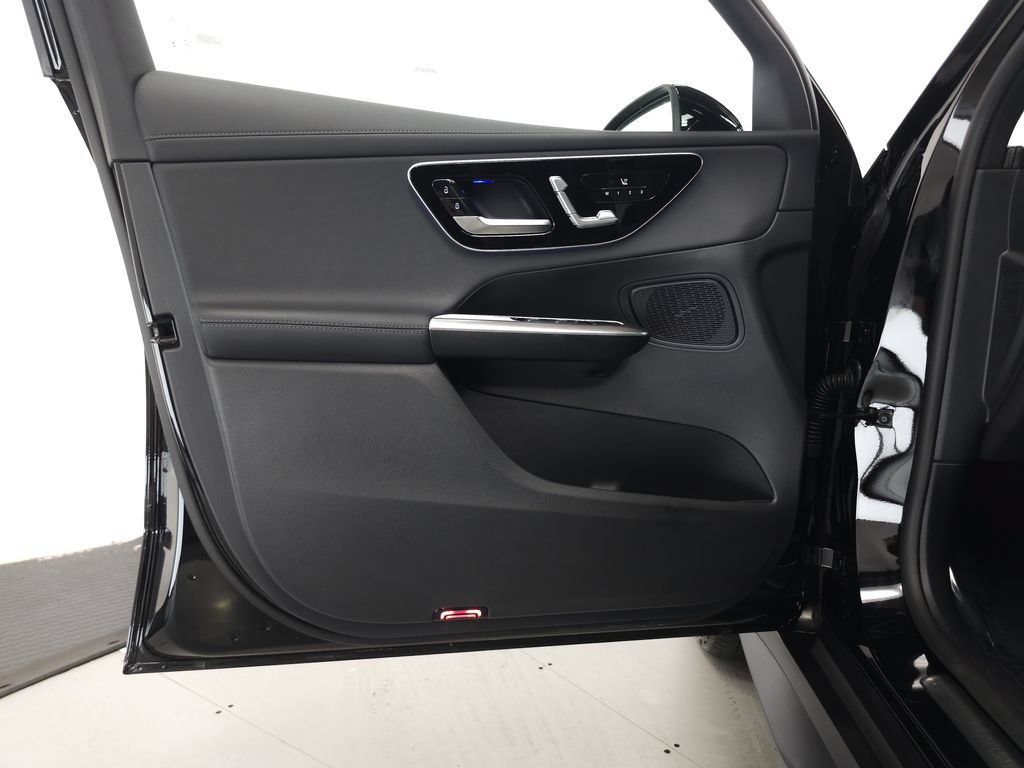 Used 2025 Mercedes-Benz GLC 350e 4MATIC image 5