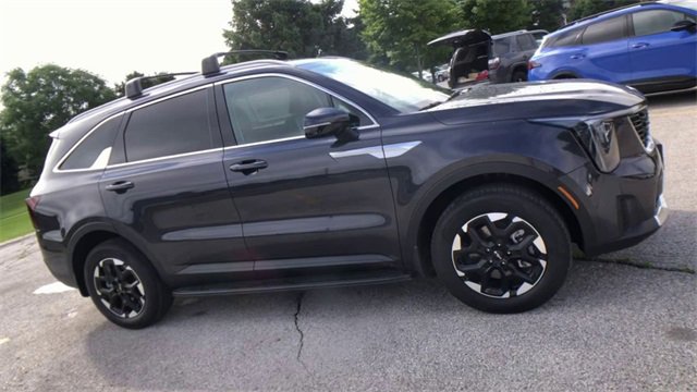 New 2025 Kia Sorento S image 4