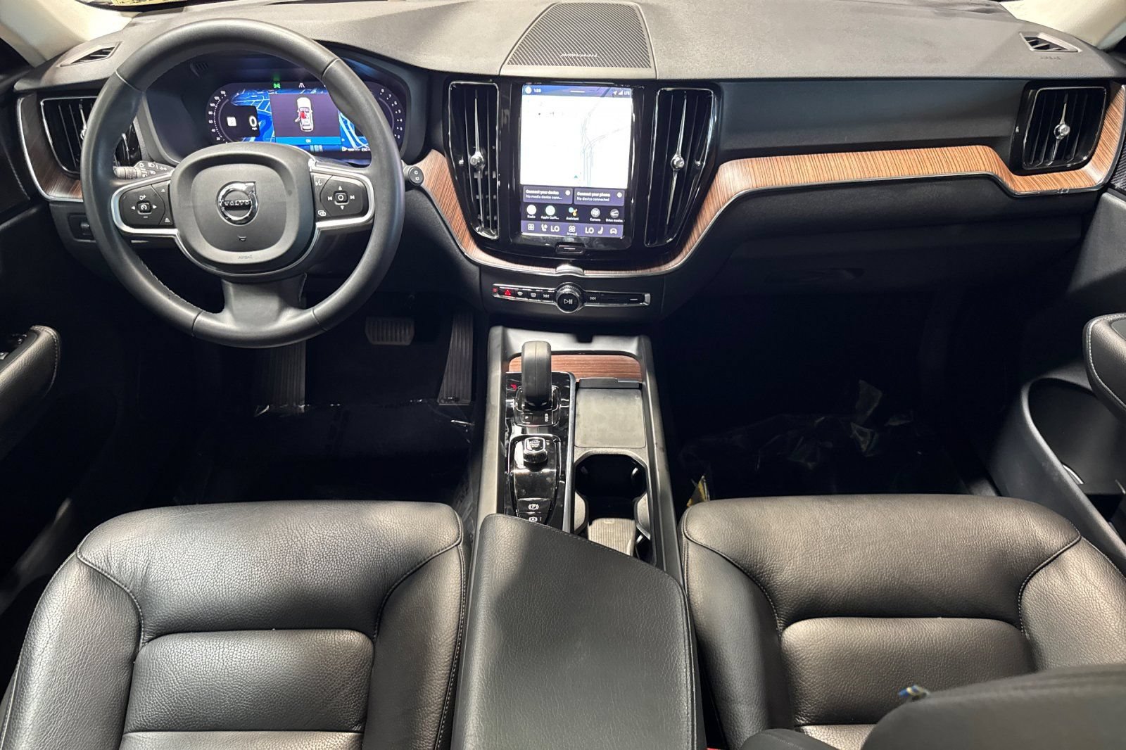 Used 2022 Volvo XC60 B5 Momentum w/ Advanced Package AWD/4WD image 3