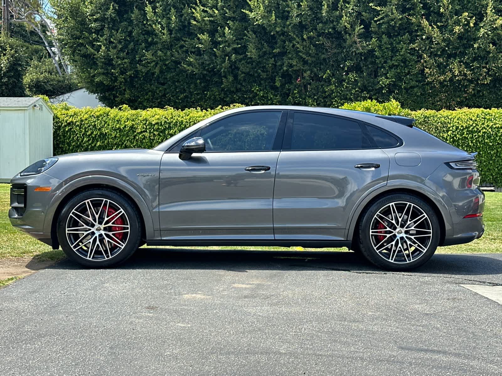 Certified 2025 Porsche Cayenne Turbo AWD/4WD image 2