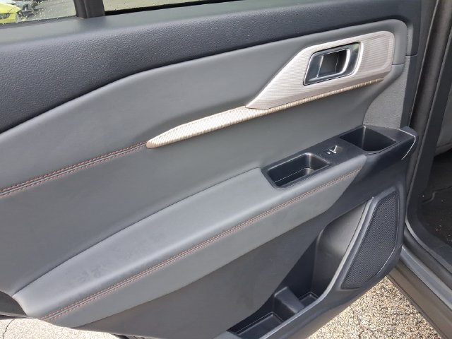 Used 2025 Ford Explorer Active w/ Active Comfort Package RWD image 9