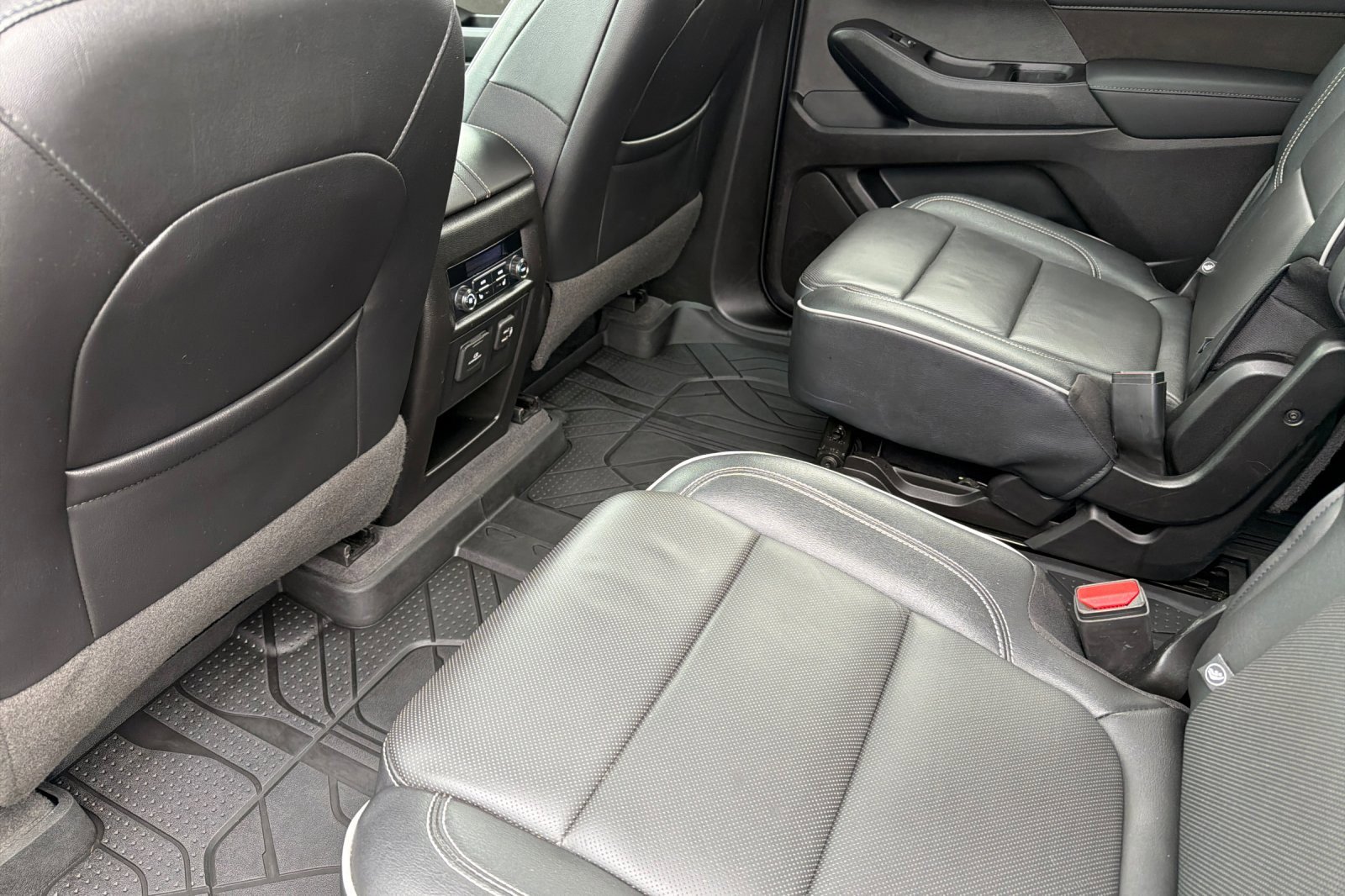 Used 2020 Chevrolet Traverse High Country w/ LPO, Floor Liner Package AWD/4WD image 9