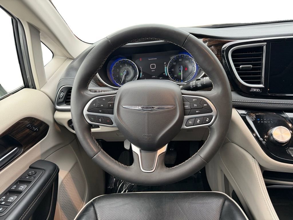 Used 2023 Chrysler Pacifica Limited image 11