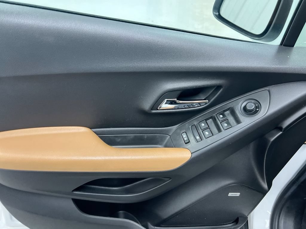 Used 2017 Chevrolet Trax Premier w/ Driver Confidence II Package FWD image 21