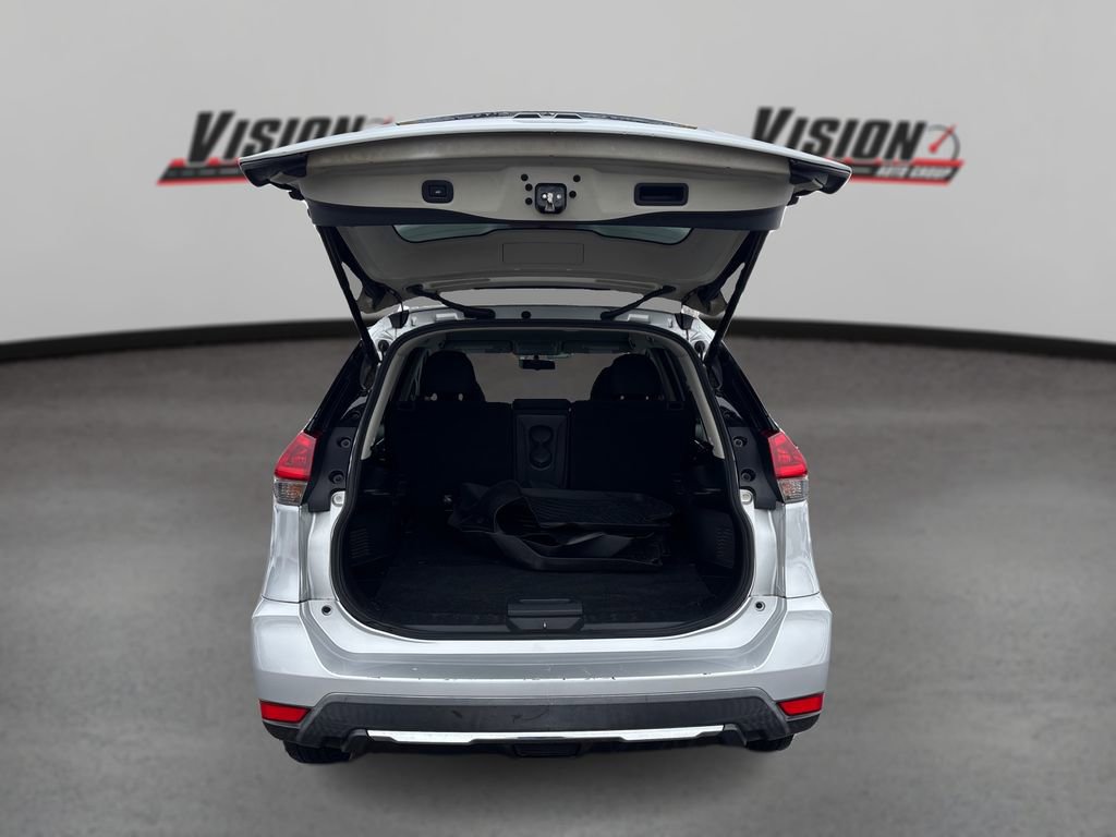 Used 2018 Nissan Rogue SV image 11