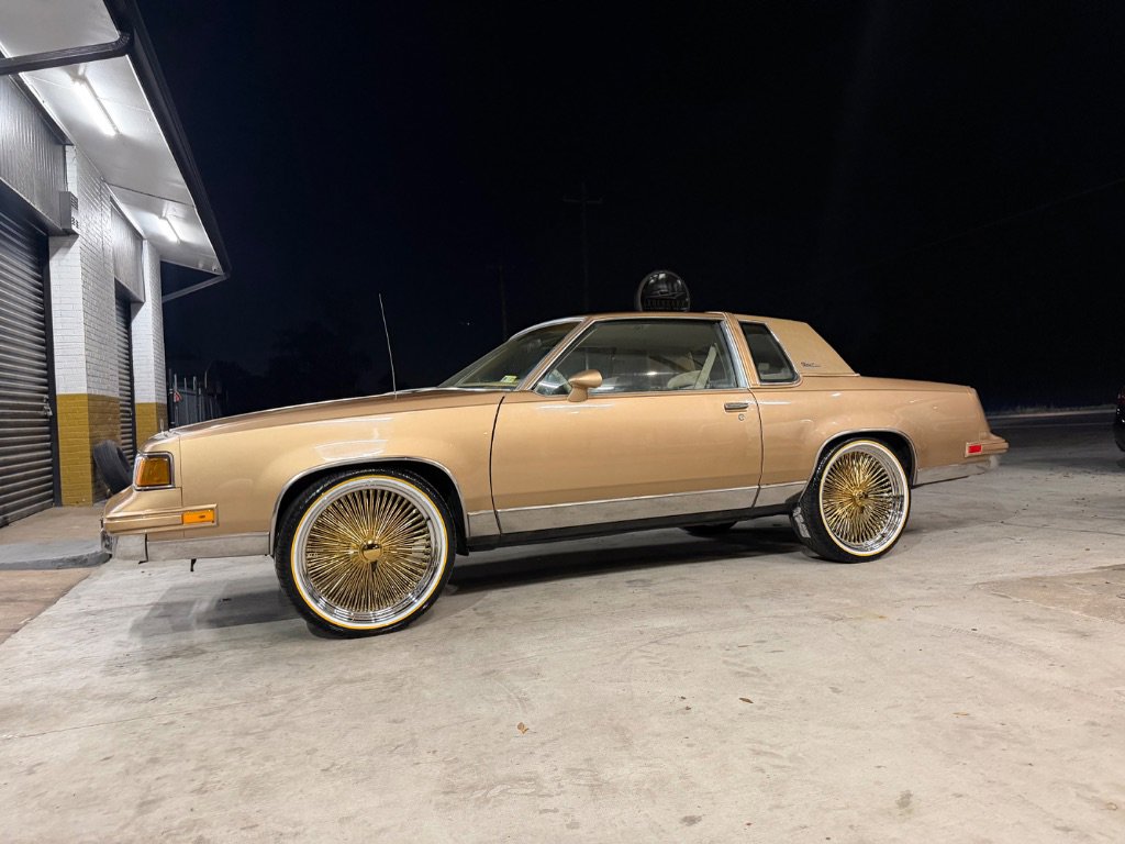 Used 1987 Oldsmobile Cutlass Supreme Coupe RWD image 2