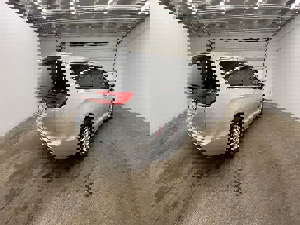 Used 2024 Chrysler Pacifica Touring-L image 6