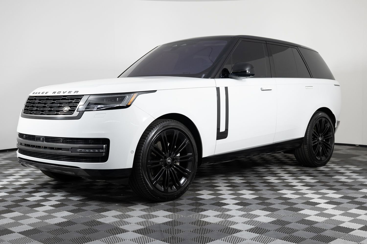 Used 2022 Land Rover Range Rover SE image 1