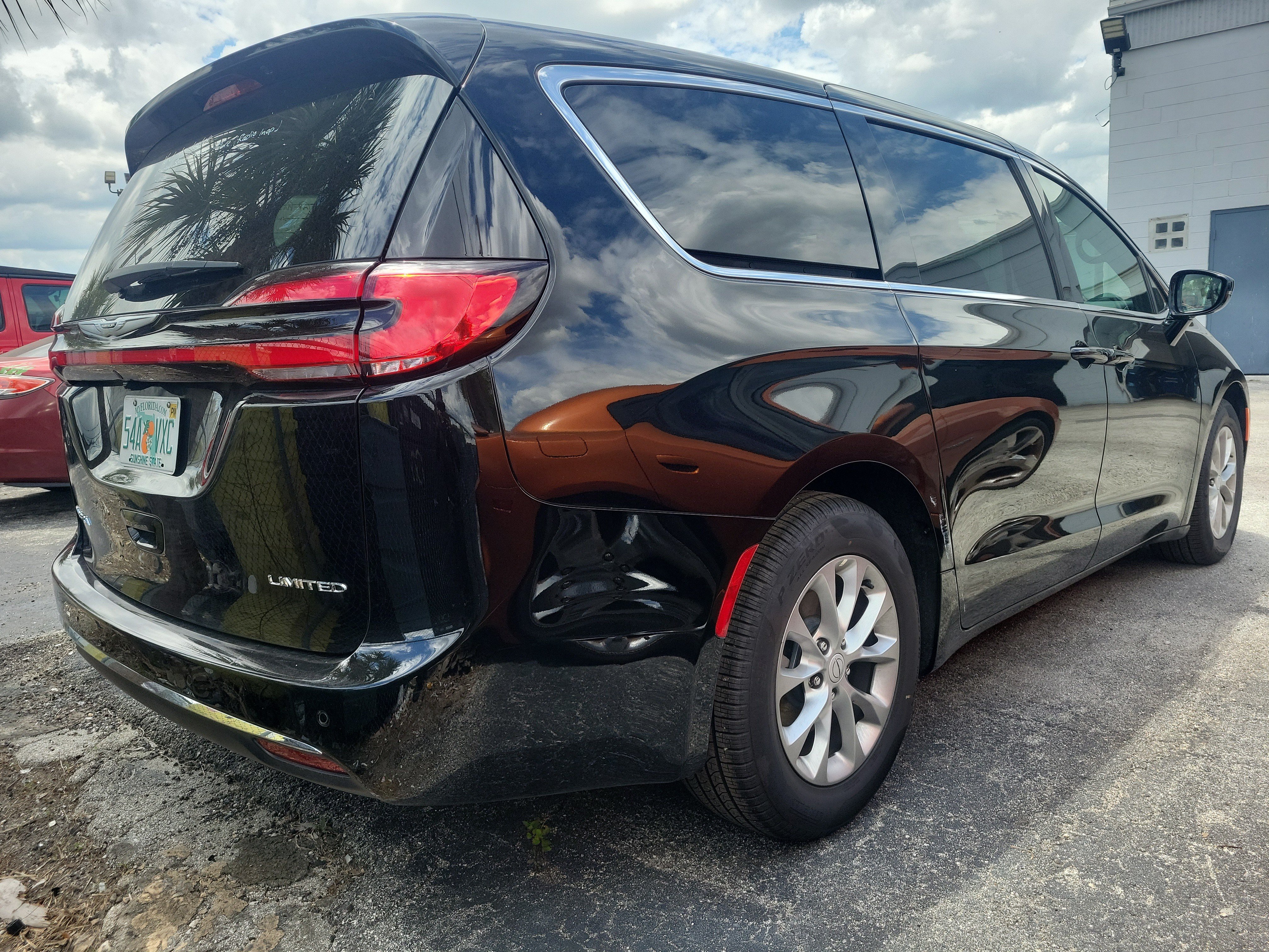 Used 2026 Chrysler Pacifica Limited FWD image 4