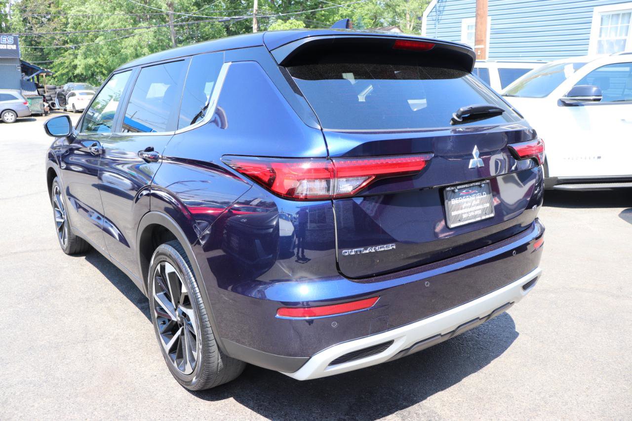 Used 2024 Mitsubishi Outlander AWD image 3
