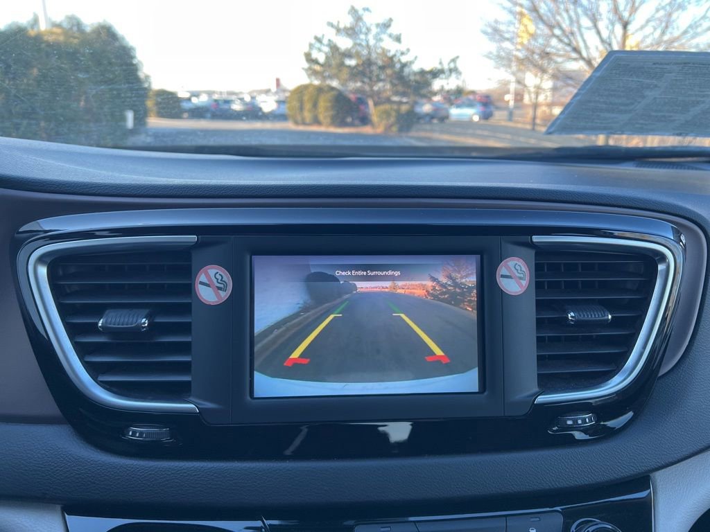 Used 2023 Chrysler Voyager LX image 19