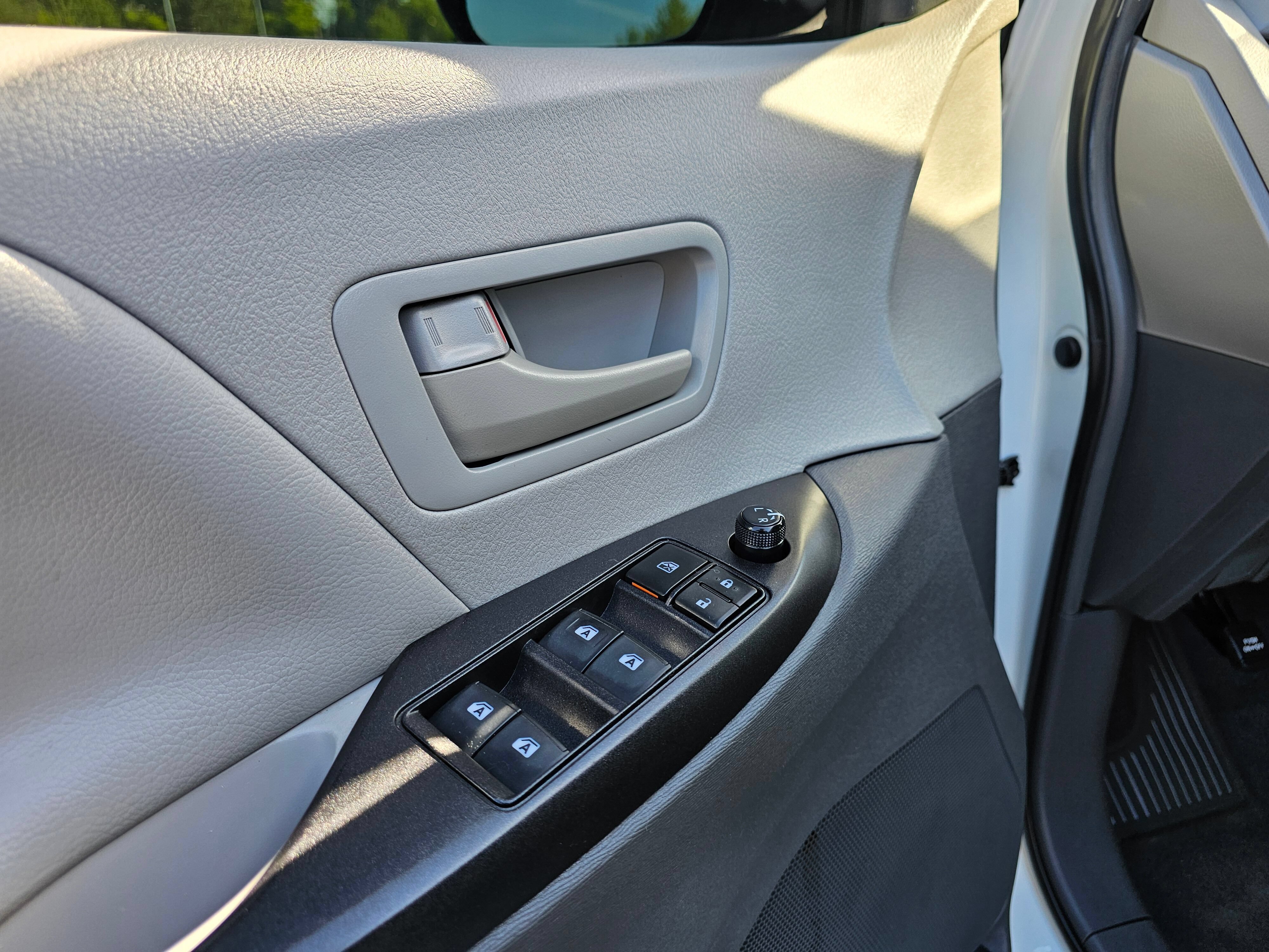 Used 2019 Toyota Sienna L w/ Carpet Mat Package FWD image 25