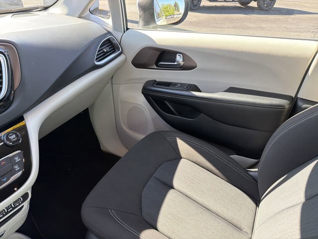 Used 2022 Chrysler Voyager LX FWD image 24