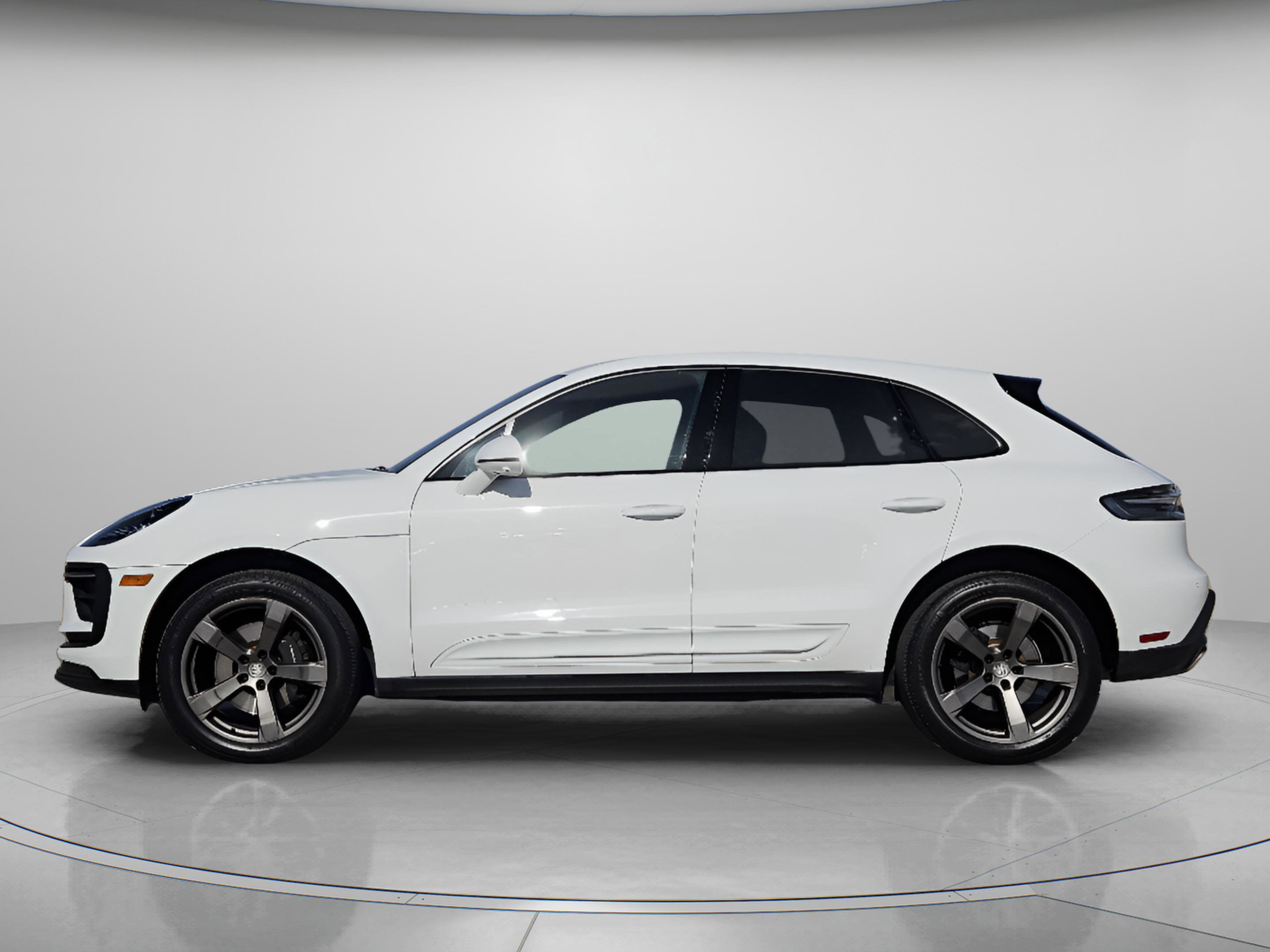 Certified 2023 Porsche Macan Turbo image 2