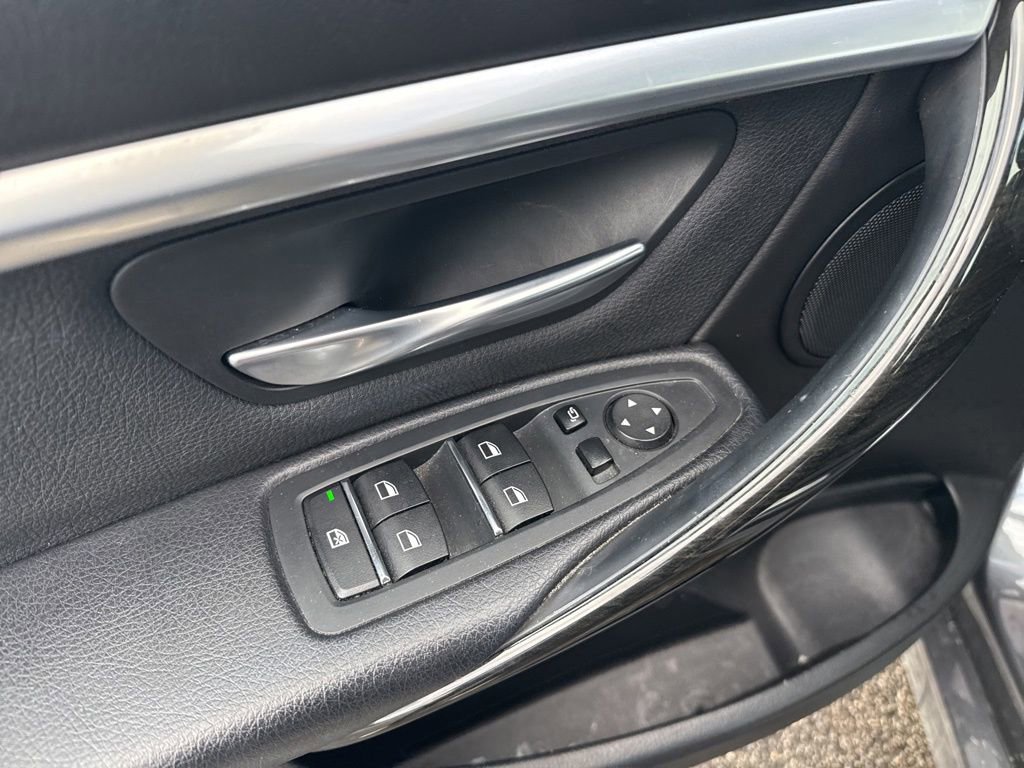Used 2018 BMW 330e w/ Convenience Package RWD image 8