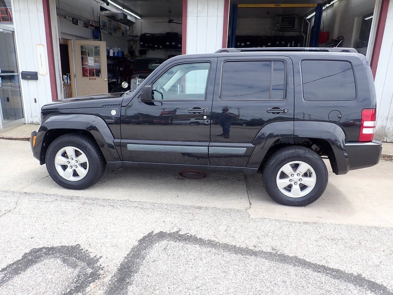 Used 2010 Jeep Liberty Sport w/ Popular Equipment Group AWD/4WD image 16
