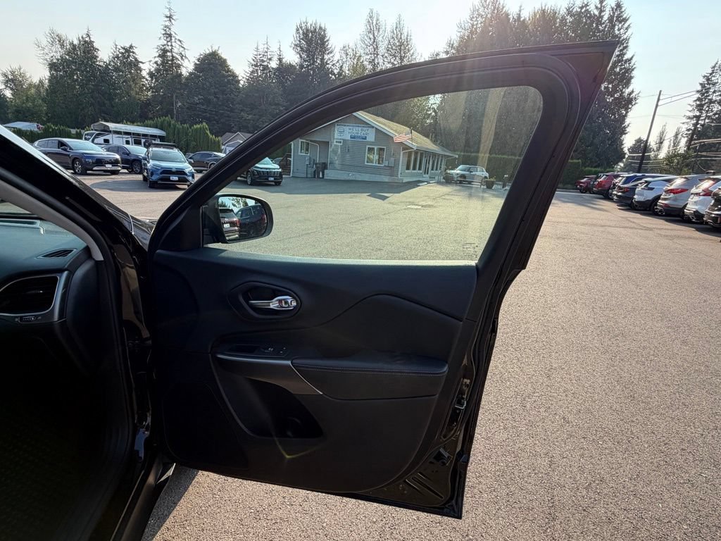 Used 2019 Jeep Cherokee Latitude Plus AWD/4WD image 32