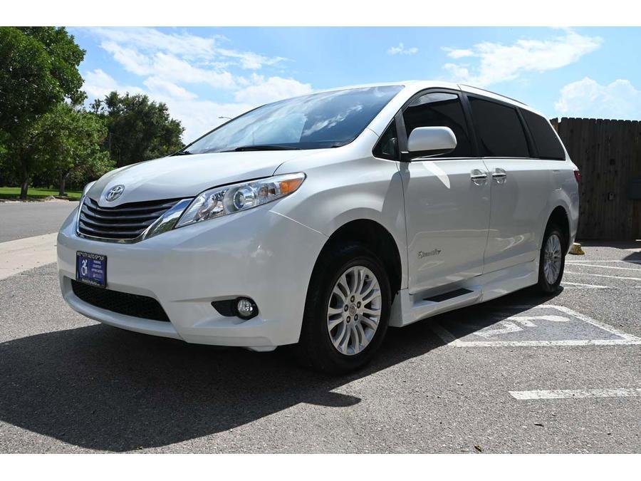 Used 2017 Toyota Sienna XLE Premium image 10