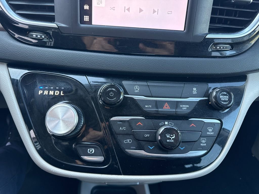 Used 2023 Chrysler Voyager LX image 22