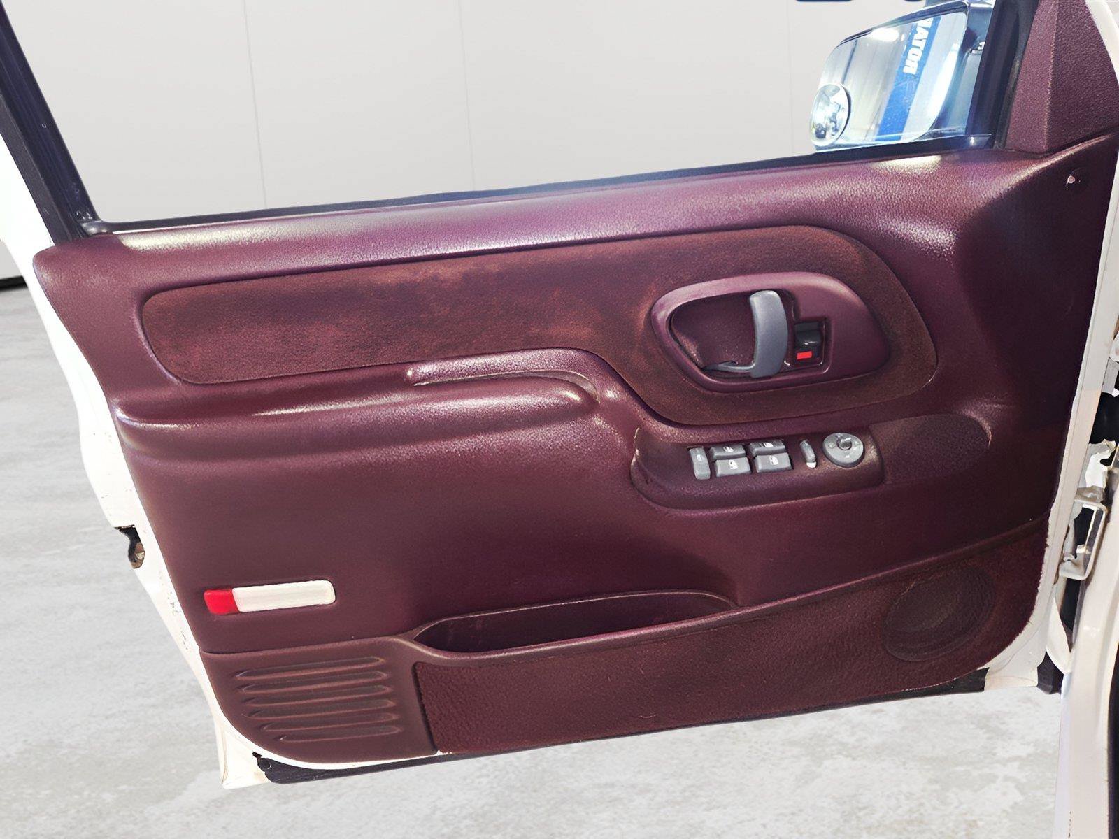 Used 1999 GMC Suburban 4WD w/ Marketing Opt Pkg 2 image 9