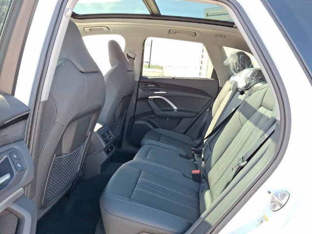 Used 2025 Audi Q5 Premium Plus w/ Premium Plus AWD/4WD image 6