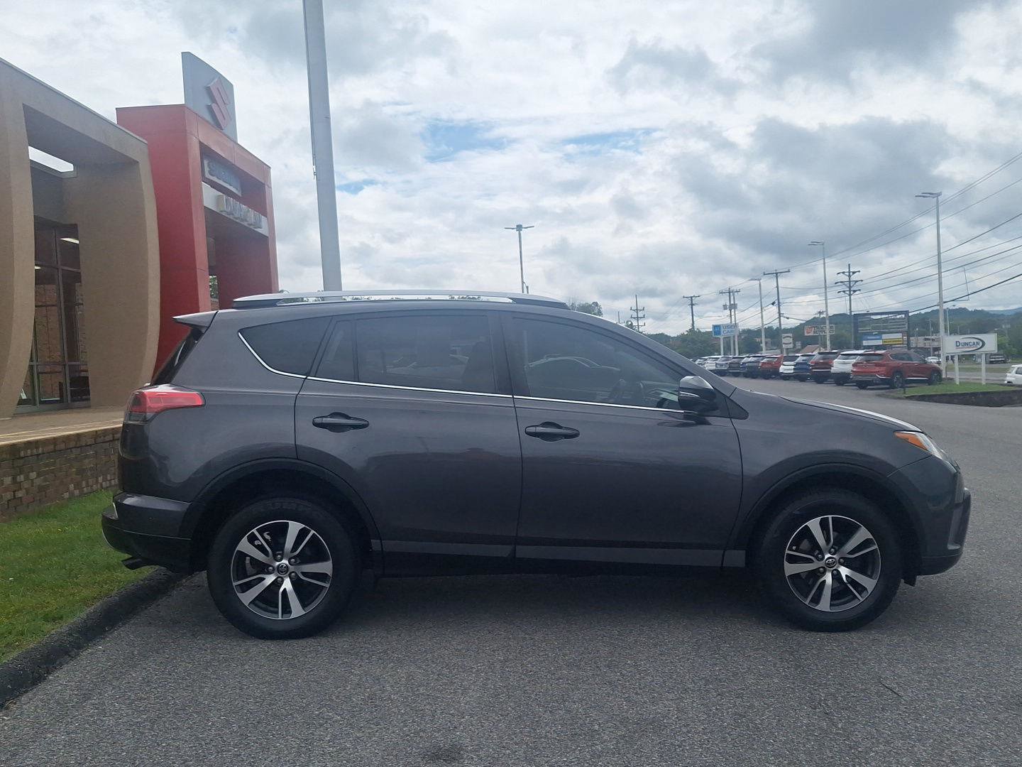 Used 2016 Toyota RAV4 XLE FWD image 2