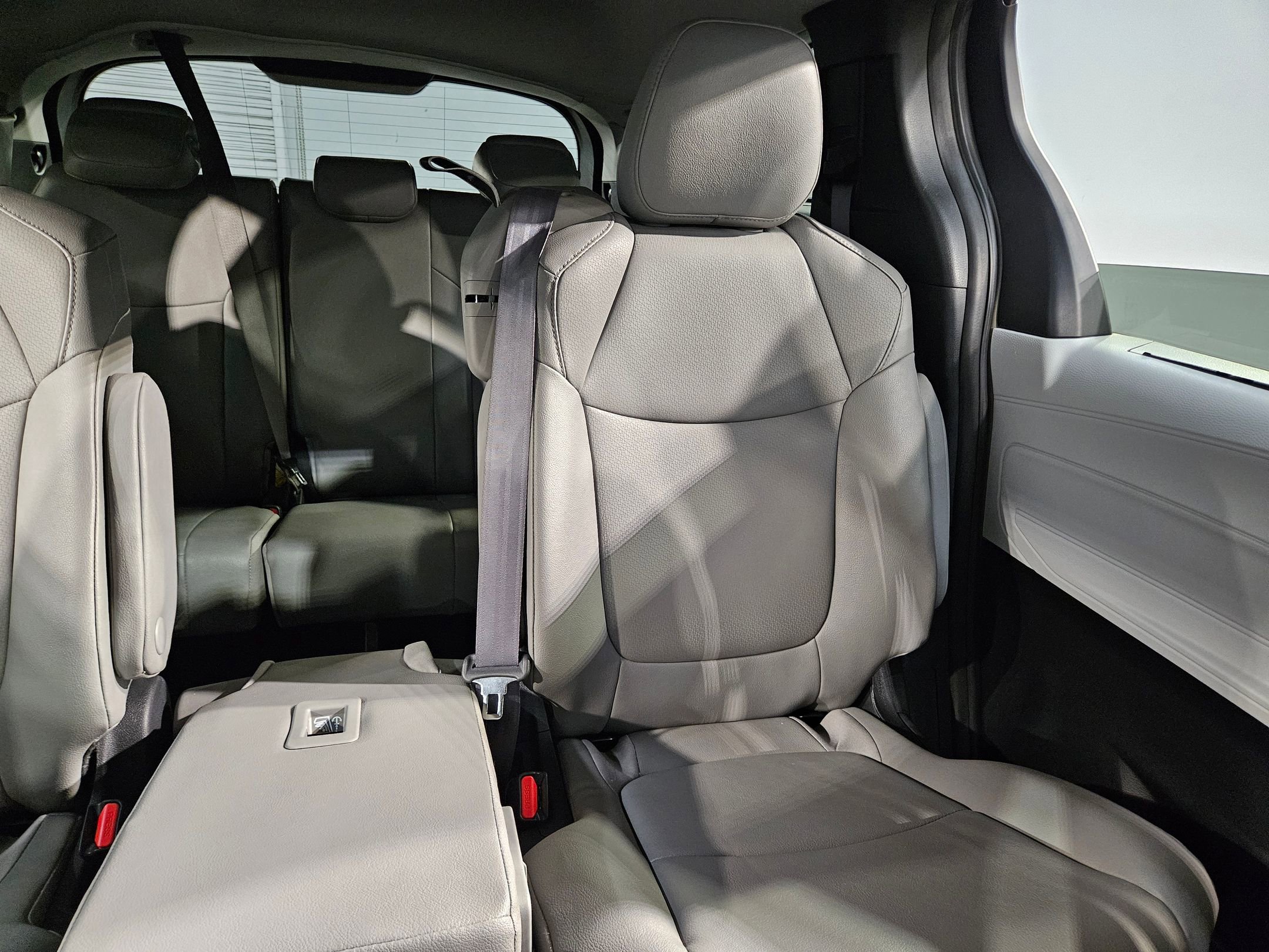 Certified 2025 Toyota Sienna XLE image 14