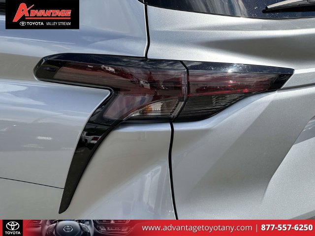 Used 2025 Toyota Sienna XLE FWD image 13
