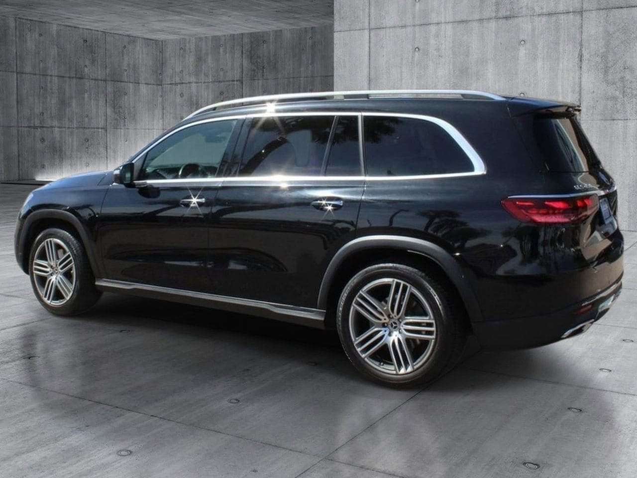 Used 2024 Mercedes-Benz GLS 450 4MATIC image 3