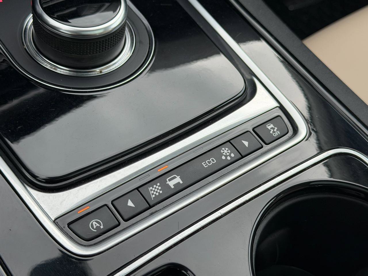 Used 2017 Jaguar XE Premium image 23