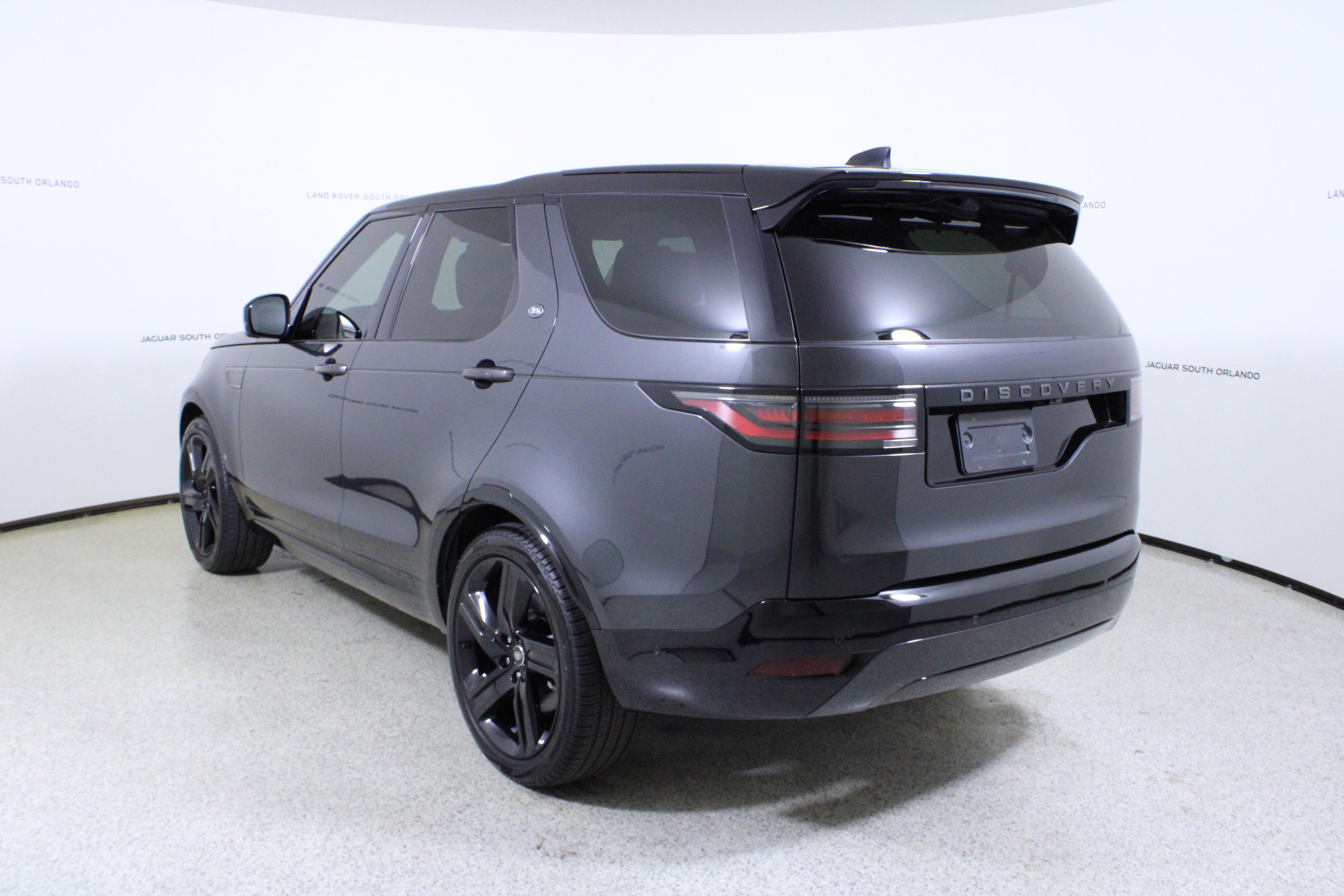 Used 2025 Land Rover Discovery Dynamic SE AWD/4WD image 5
