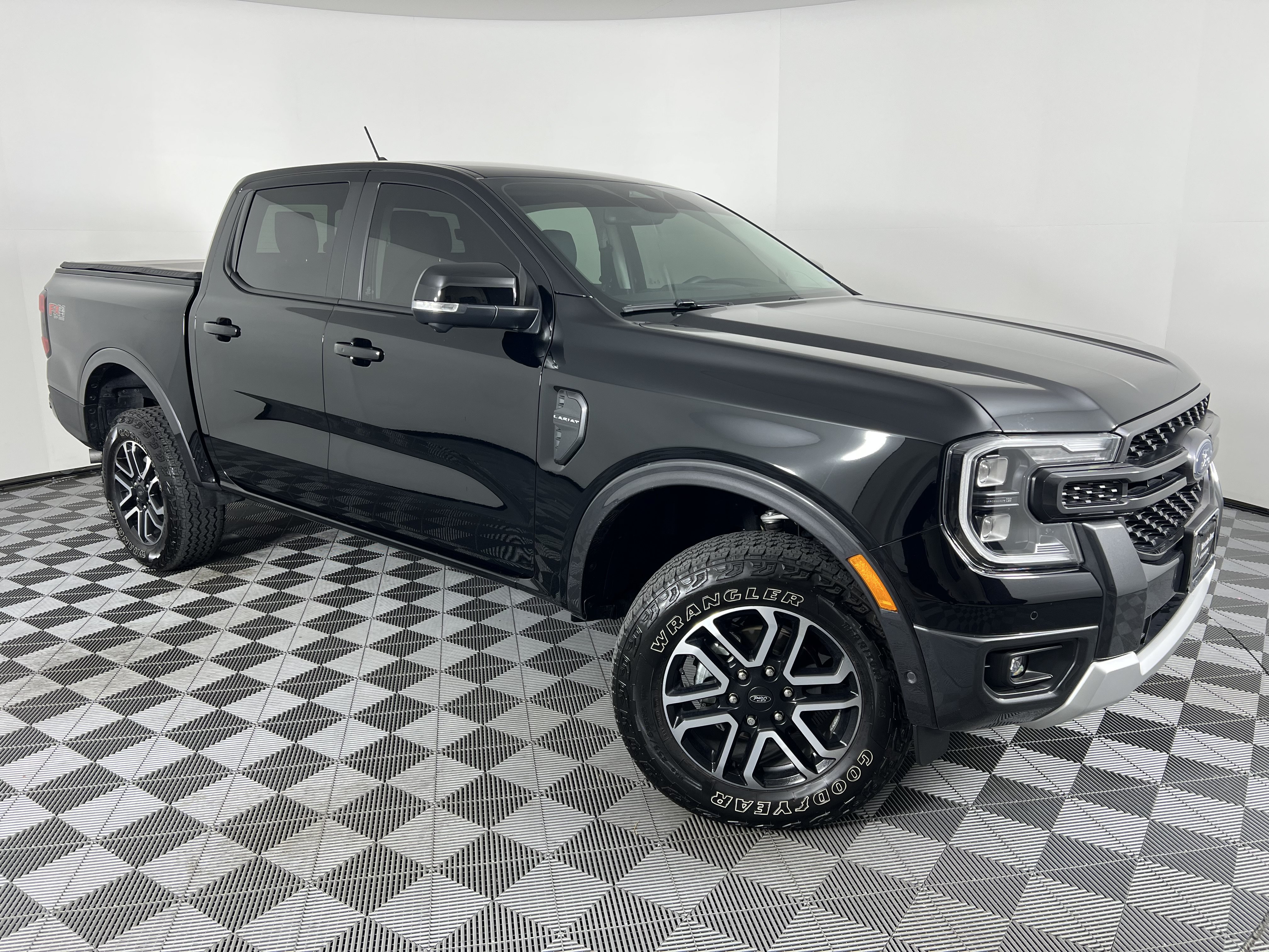 Used 2024 Ford Ranger Lariat w/ FX4 Off-Road Package AWD/4WD image 2