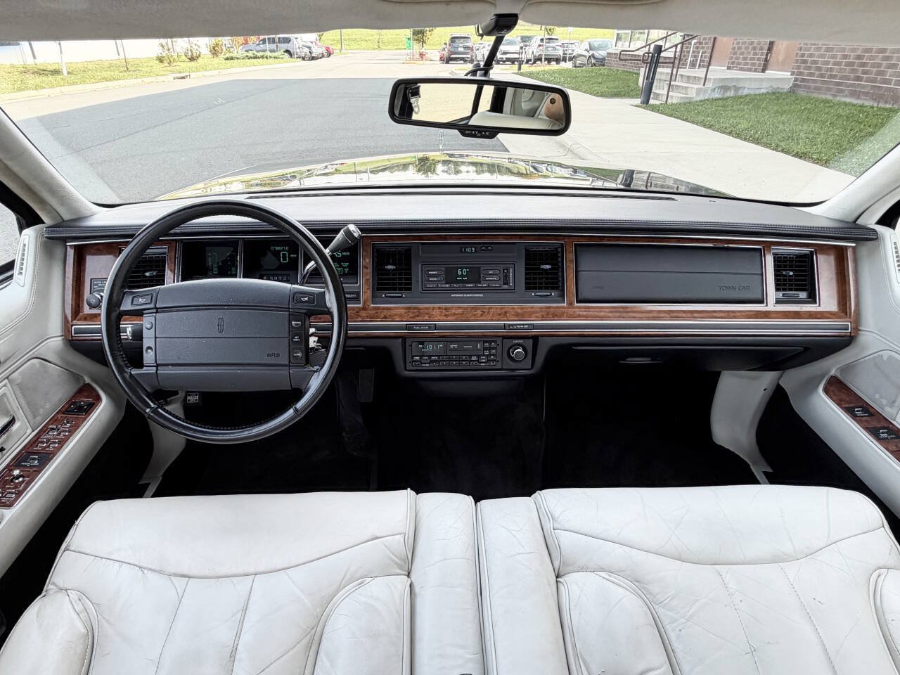 Used 1994 Lincoln Town Car Signature RWD image 15