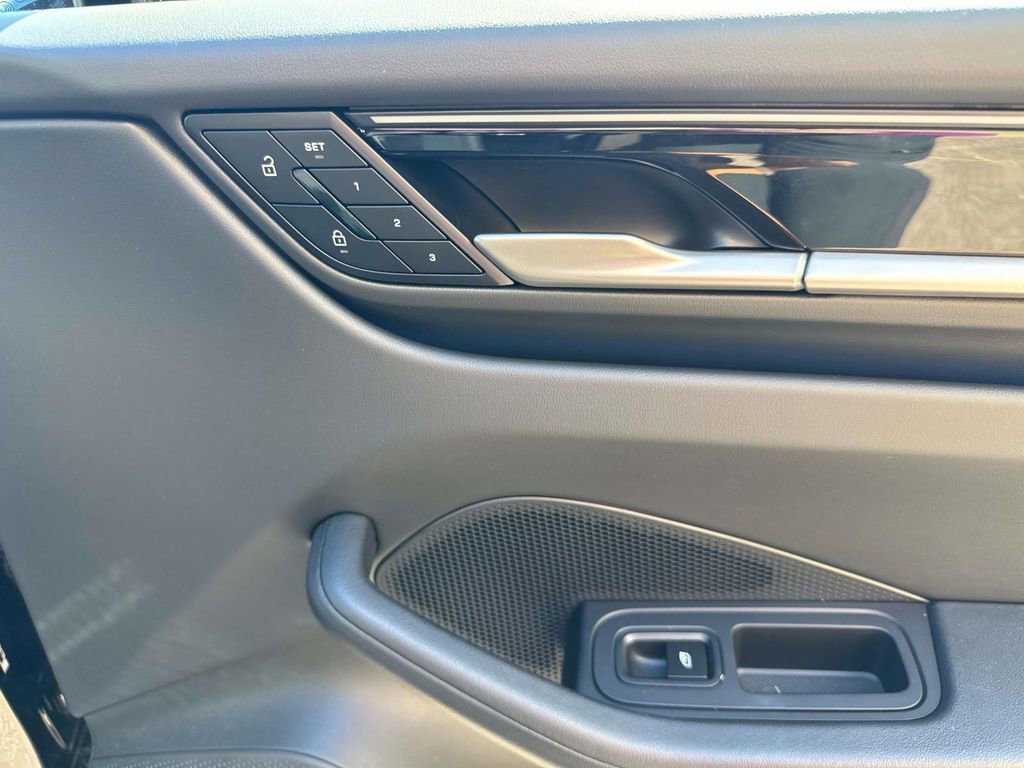 Certified 2025 Porsche Macan Electric image 20
