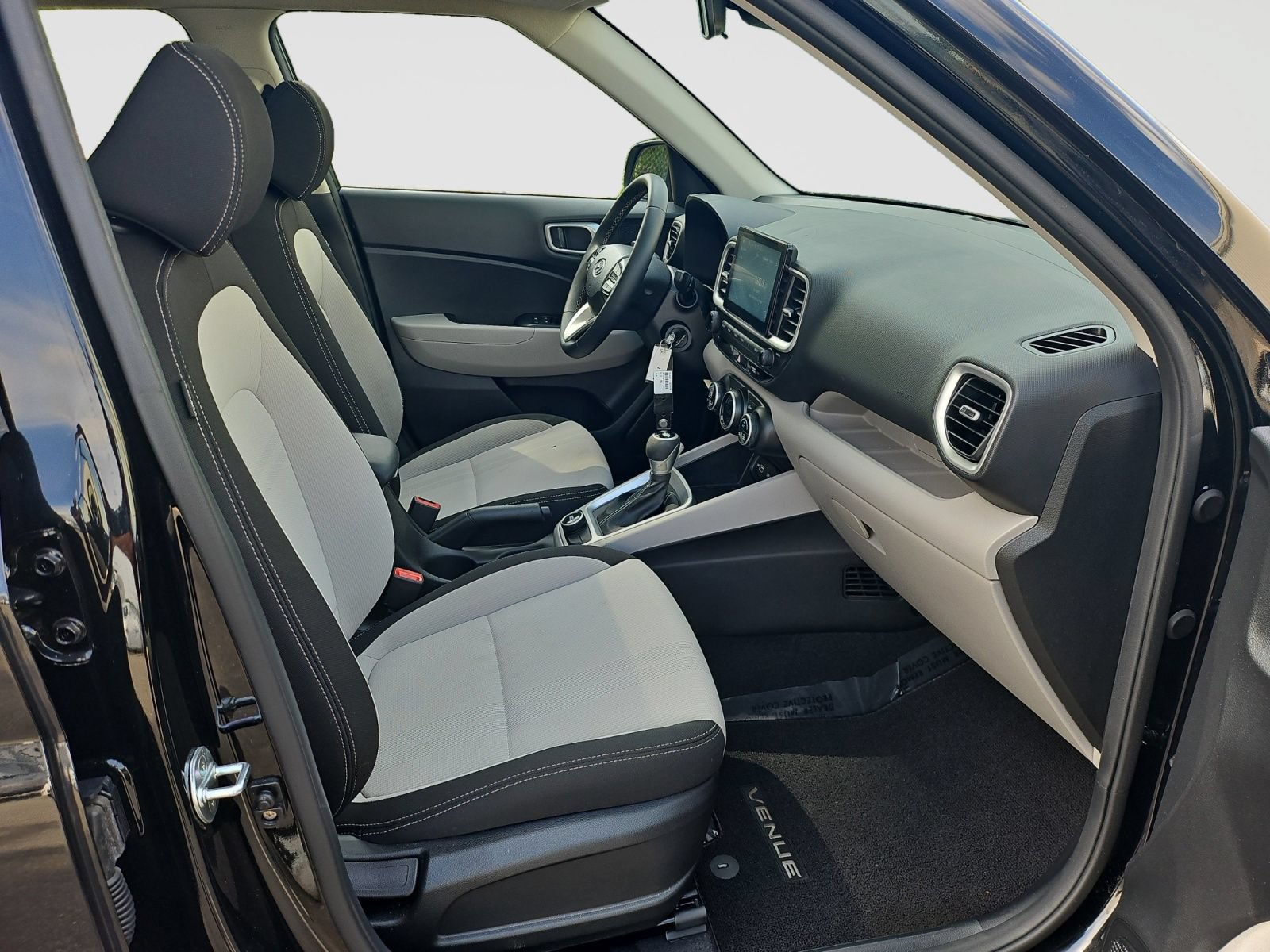 Used 2022 Hyundai Venue SEL FWD image 17