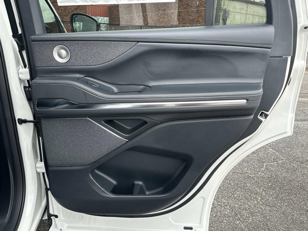 New 2025 Lincoln Navigator Reserve w/ Jet Appearance Package image 16