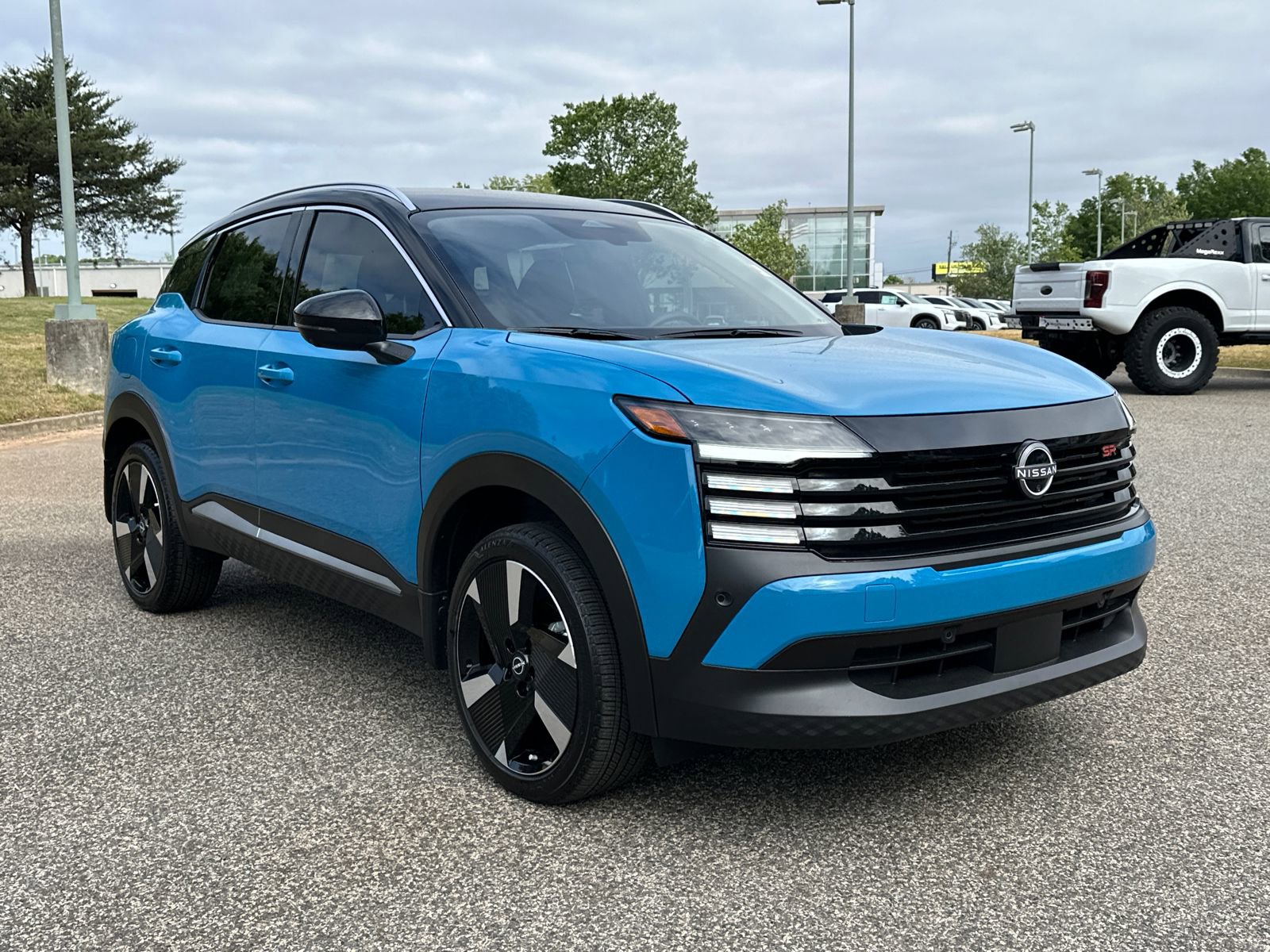 Used 2025 Nissan Kicks SR FWD image 3
