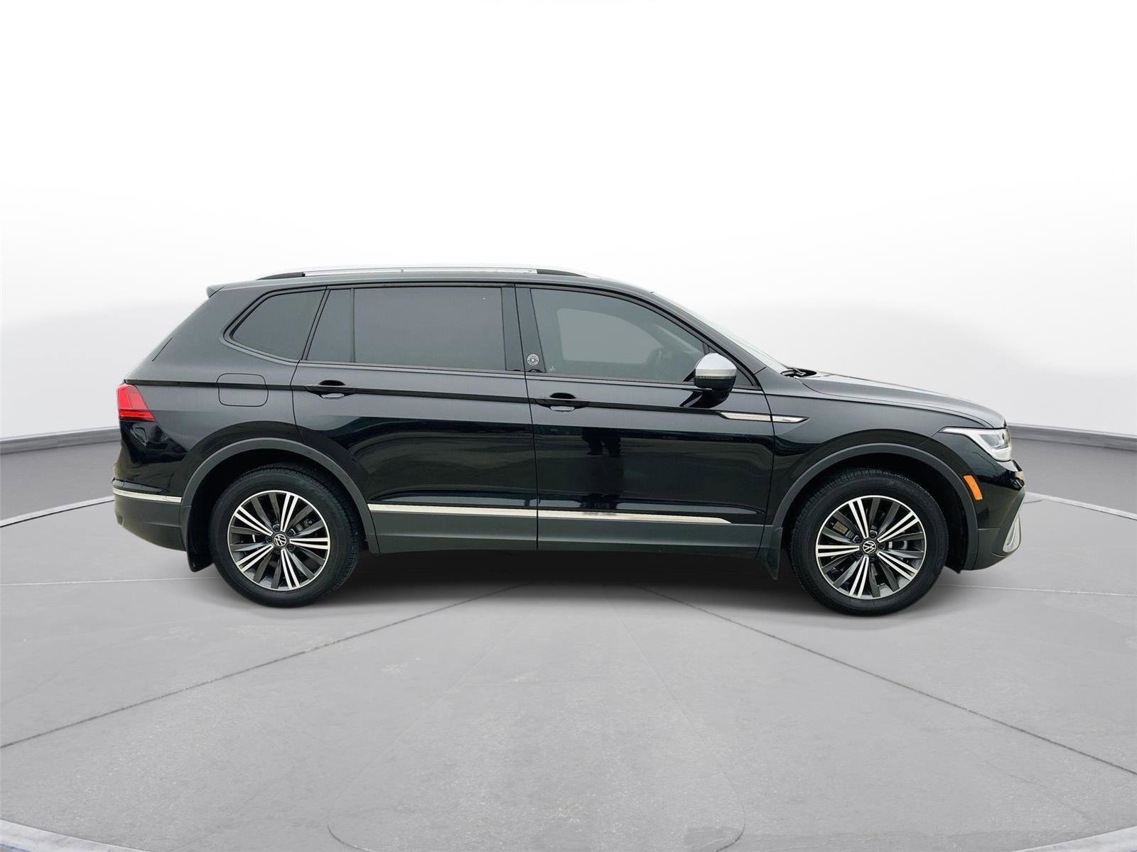 Used 2024 Volkswagen Tiguan Wolfsburg Edition w/ Panoramic Sunroof Package image 38
