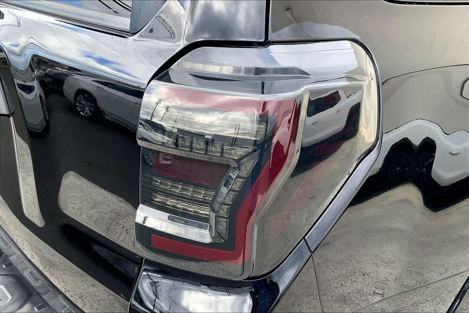 Used 2020 Toyota 4Runner TRD Off-Road AWD/4WD image 32