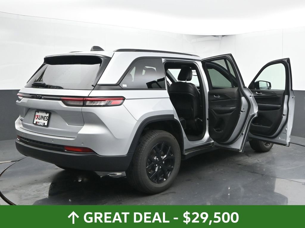 Used 2024 Jeep Grand Cherokee Altitude image 60