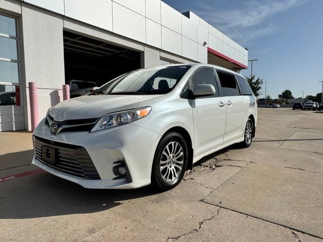 Used 2018 Toyota Sienna XLE Premium FWD image 3