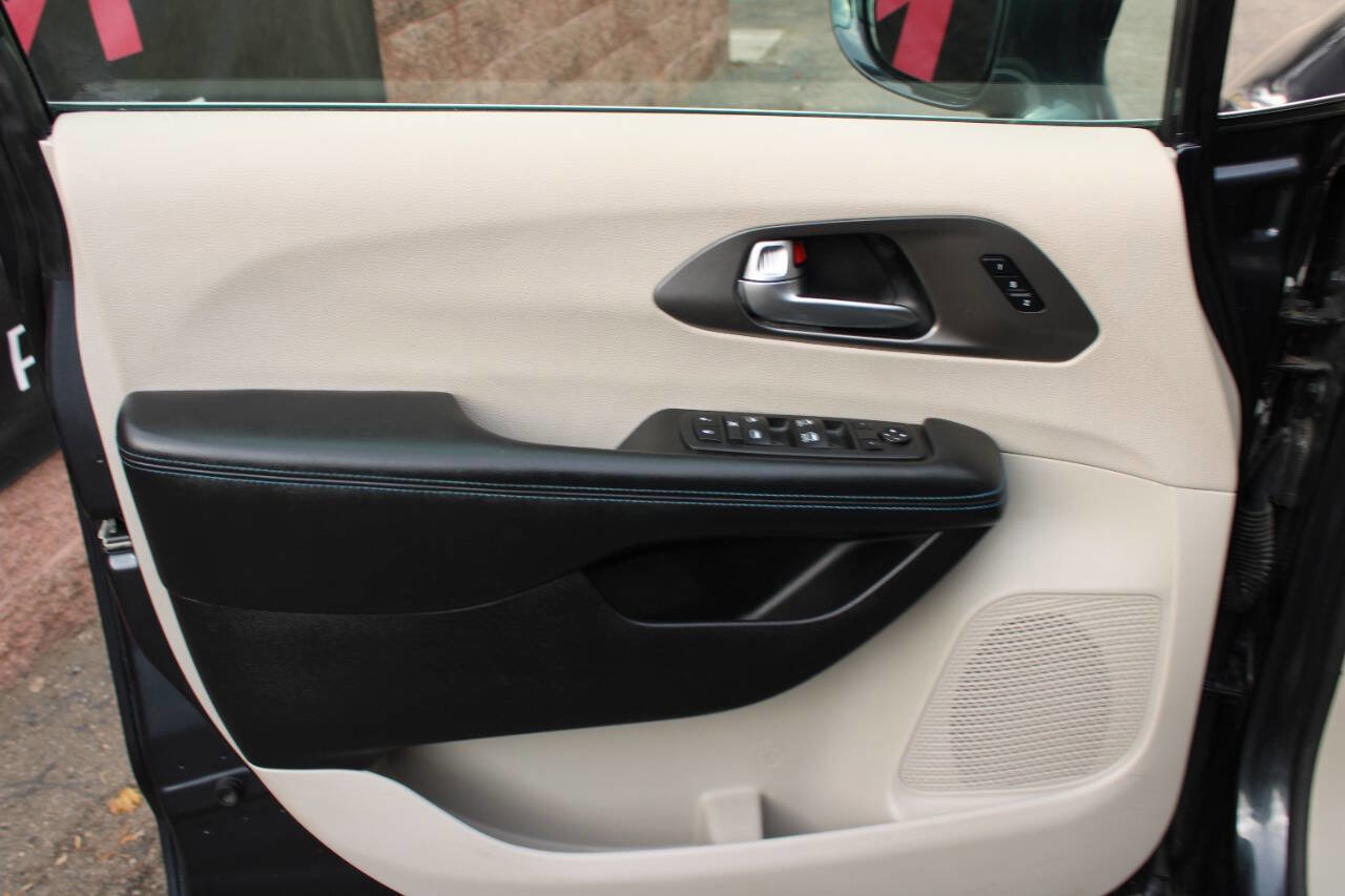 Used 2021 Chrysler Pacifica Touring-L FWD image 21