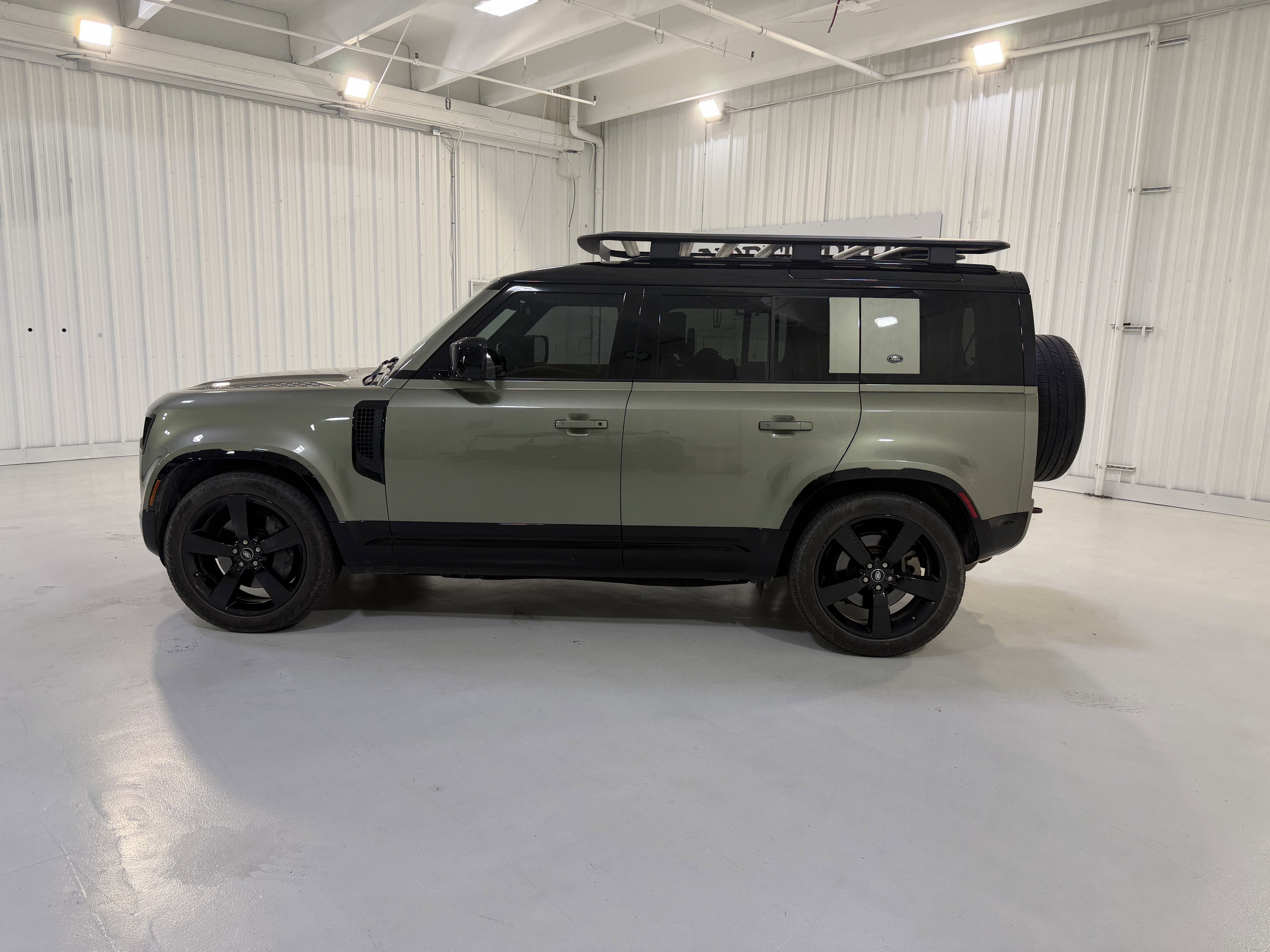 Used 2023 Land Rover Defender 110 X-Dynamic SE AWD/4WD image 2