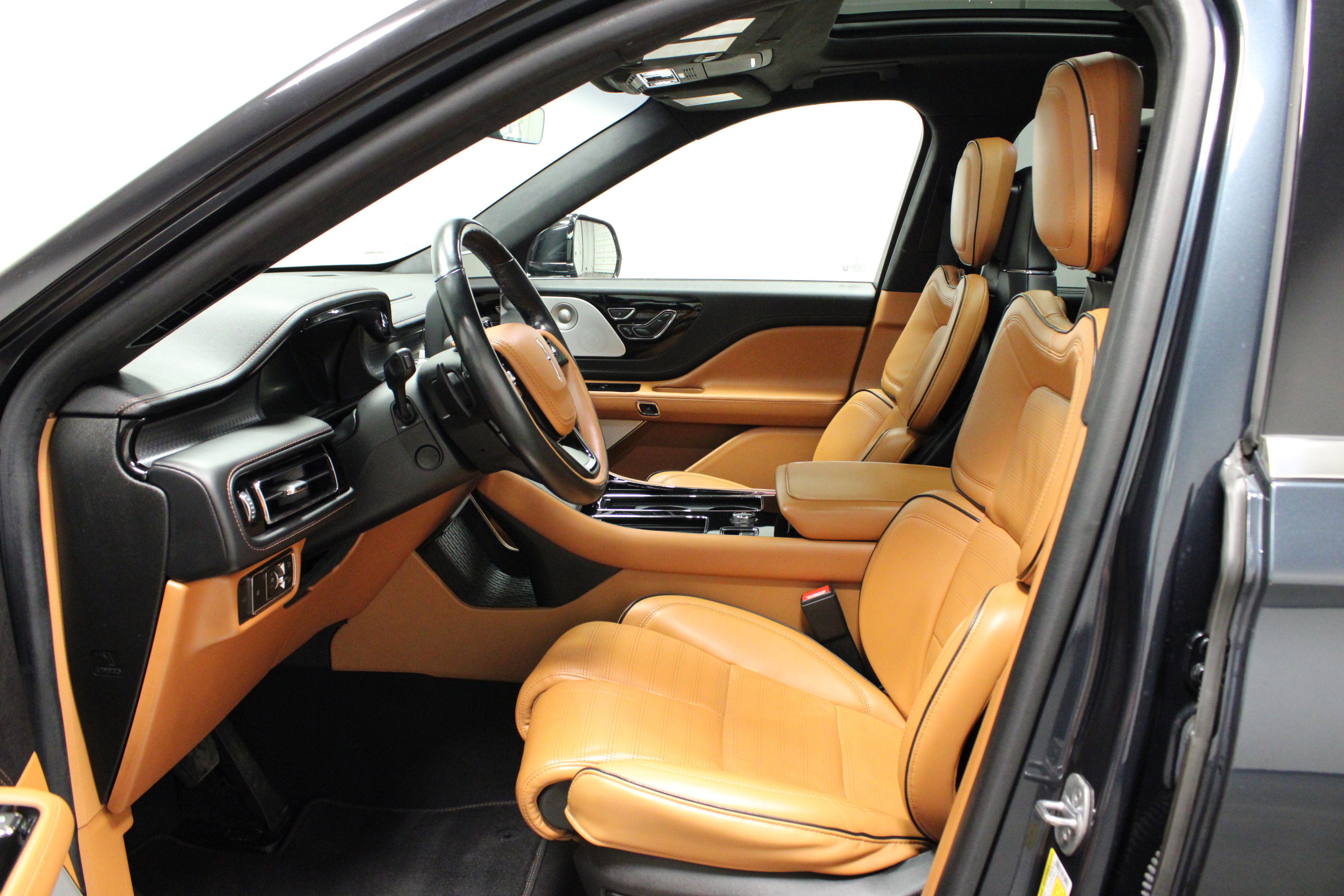 Used 2023 Lincoln Aviator Black Label w/ Class IV Trailer Tow Package image 15