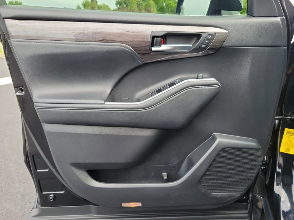 Used 2021 Toyota Highlander Platinum image 21