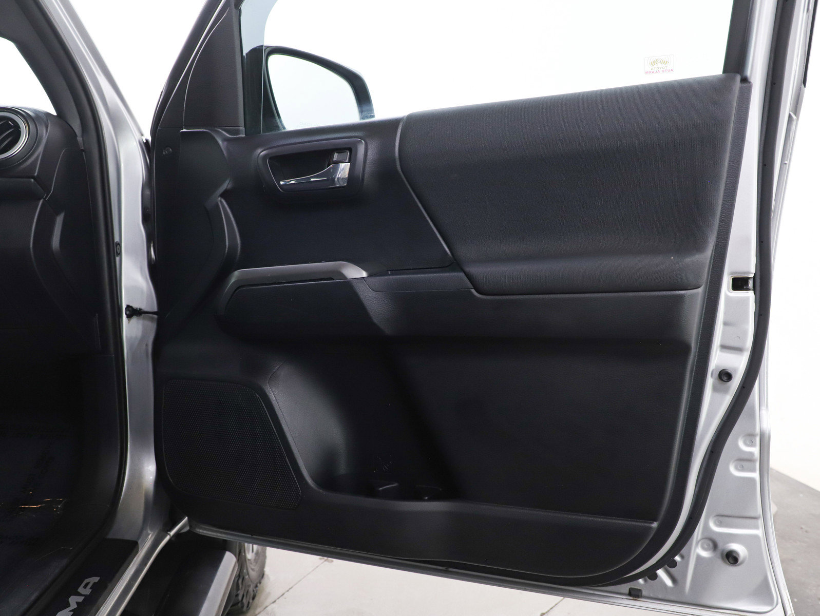 Used 2018 Toyota Tacoma TRD Sport AWD/4WD image 9
