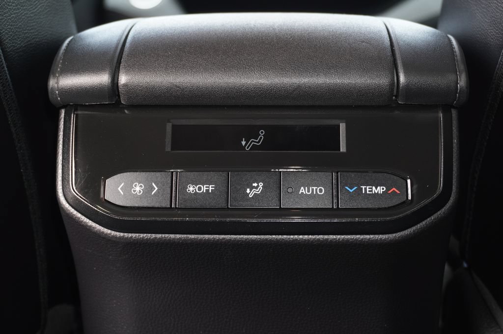Used 2020 Toyota Highlander XLE FWD image 12