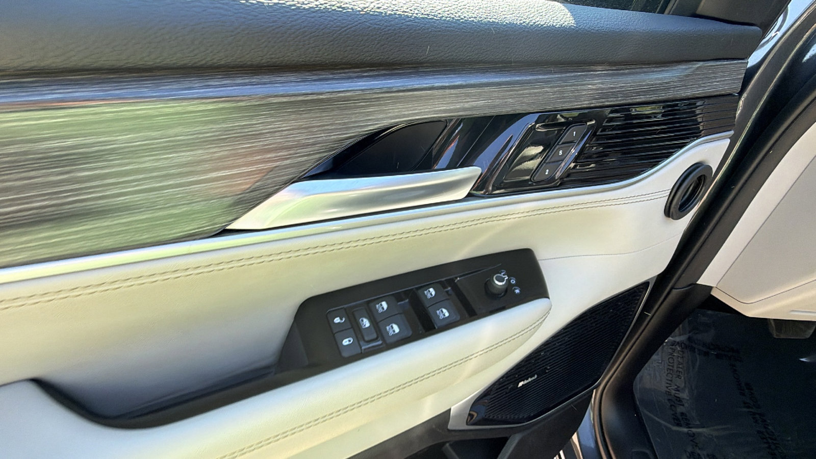 Used 2024 Jeep Wagoneer L Series III w/ Premium Group I image 15