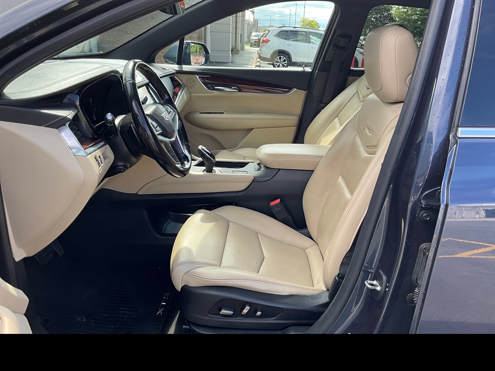 Used 2019 Cadillac XT5 Luxury FWD image 2